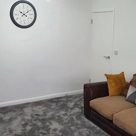 Harmondsworth Exquisite And Modern 2 Bed Maisonette מראה חיצוני תמונה