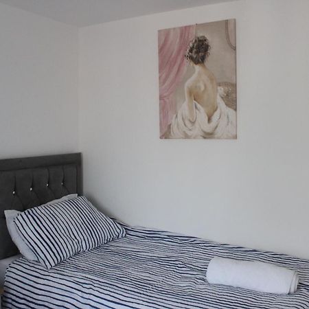 Harmondsworth Exquisite And Modern 2 Bed Maisonette מראה חיצוני תמונה