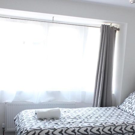Harmondsworth Exquisite And Modern 2 Bed Maisonette מראה חיצוני תמונה