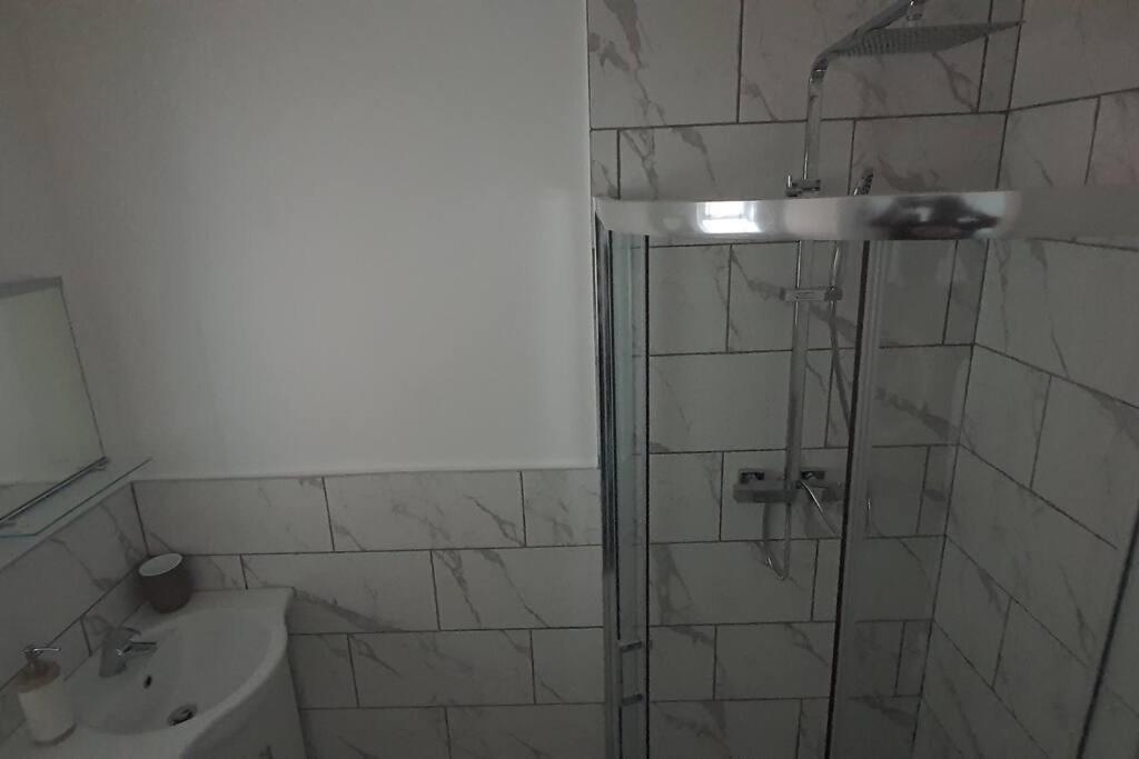 Harmondsworth Exquisite And Modern 2 Bed Maisonette מראה חיצוני תמונה