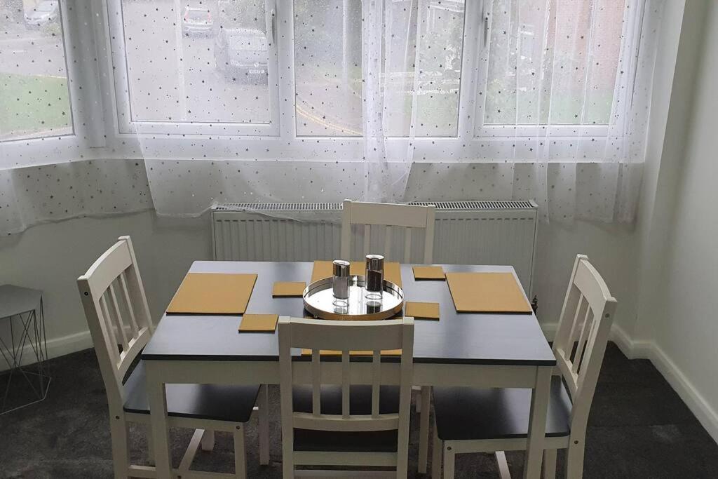 Harmondsworth Exquisite And Modern 2 Bed Maisonette מראה חיצוני תמונה