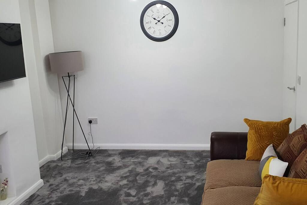 Harmondsworth Exquisite And Modern 2 Bed Maisonette מראה חיצוני תמונה