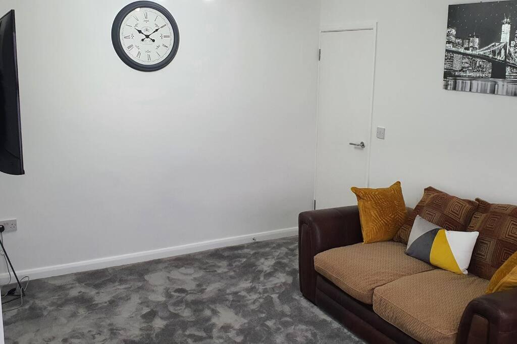 Harmondsworth Exquisite And Modern 2 Bed Maisonette מראה חיצוני תמונה