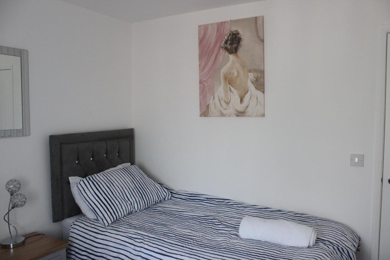 Harmondsworth Exquisite And Modern 2 Bed Maisonette מראה חיצוני תמונה