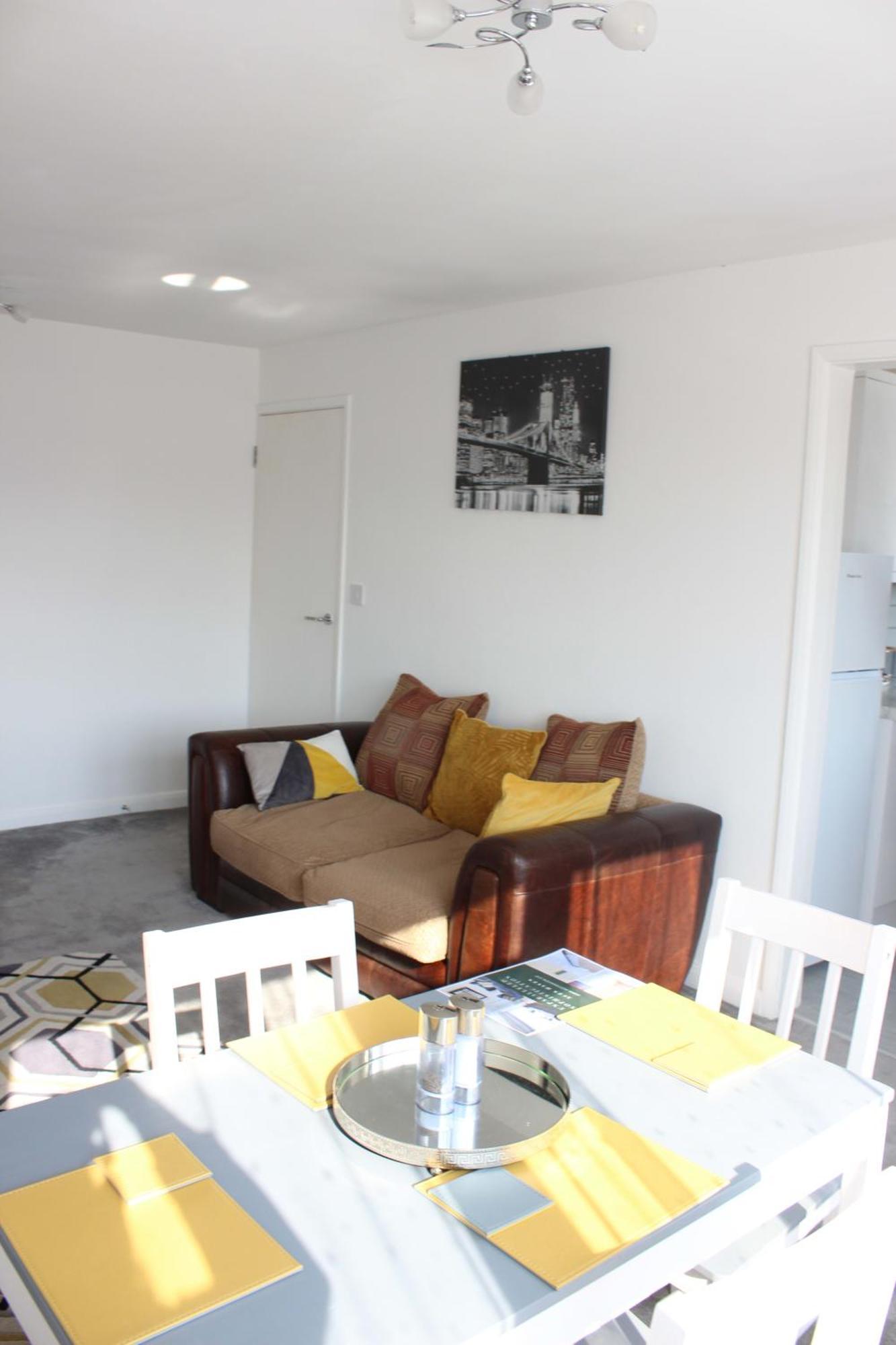 Harmondsworth Exquisite And Modern 2 Bed Maisonette מראה חיצוני תמונה