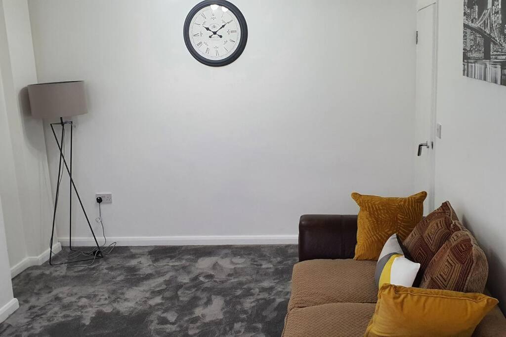 Harmondsworth Exquisite And Modern 2 Bed Maisonette מראה חיצוני תמונה