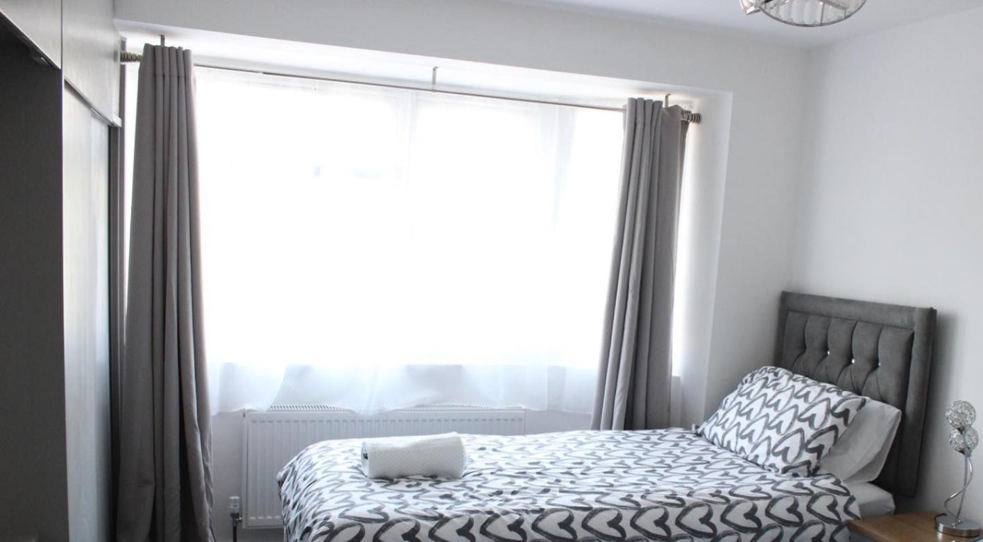 Harmondsworth Exquisite And Modern 2 Bed Maisonette מראה חיצוני תמונה